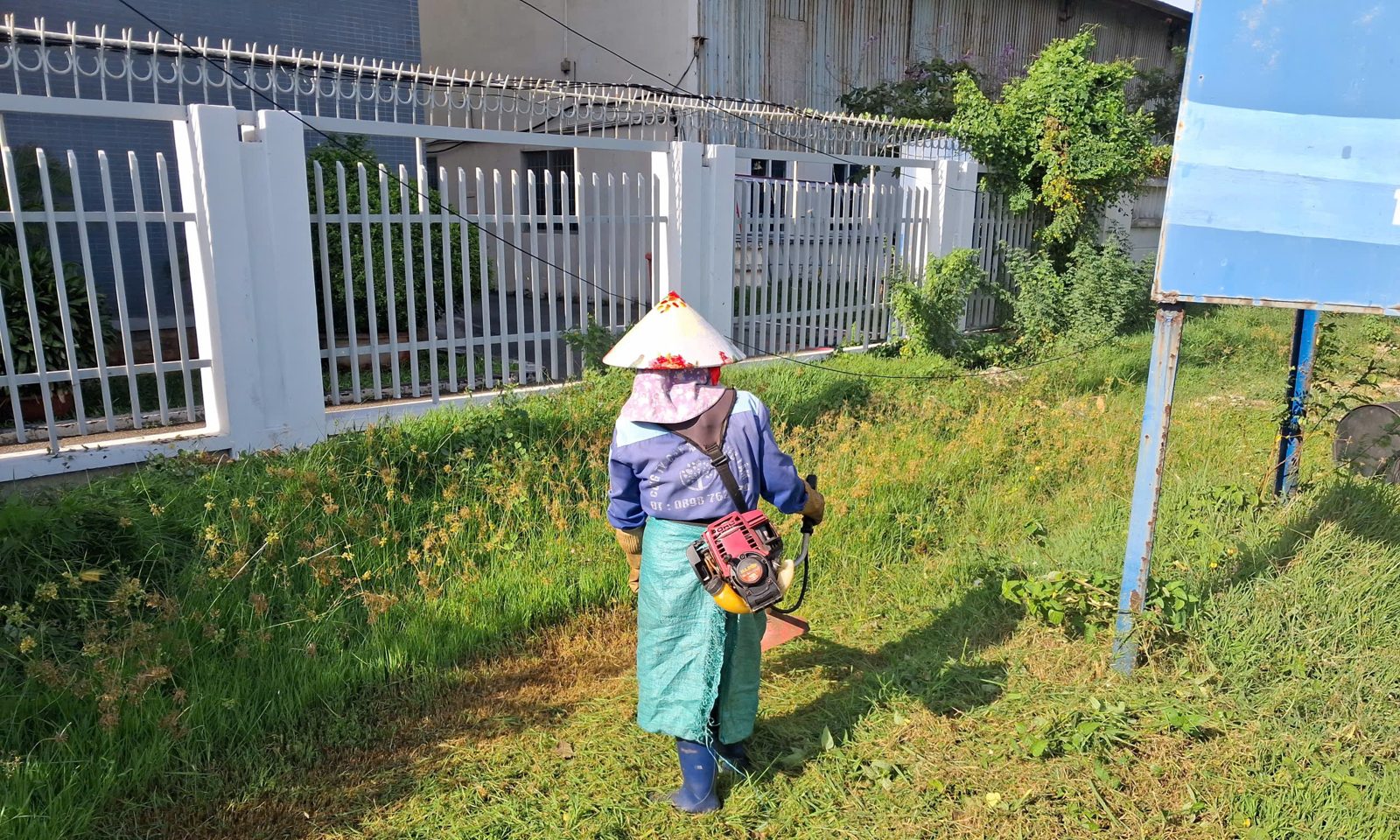 Cắt cỏ khu vực Cảng Dầu khí Vũng Tàu