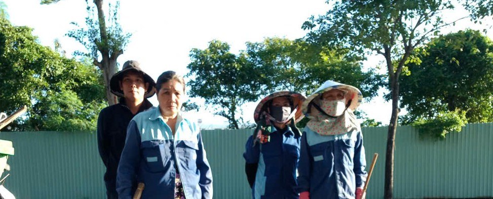 Đội công nhân vệ sinh Đức Lâm mặc đồng phục tại khu đô thị ở Bà Rịa